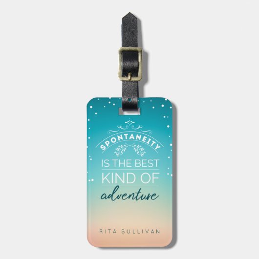 Spontaneität ist die beste Art von Abenteuer. Gepäckanhänger (Vorderseite vertikal)