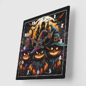 Spookes Halloweenschaukeln unter einem Spuk Mond Quadratische Wanduhr (Winkel)