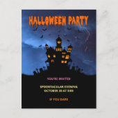 Spookes Spuk Haus mit Fledermäusensturm Einladungspostkarte (Vorderseite)