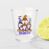 Spookin" mit meinen Gnomen: Retro Halloween-Freund Schnapsglas (Vorderseite)