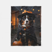 Spooktacular Bernese Dog: Ein Halloween-Howl-o-Wee Fleecedecke (Vorderseite)