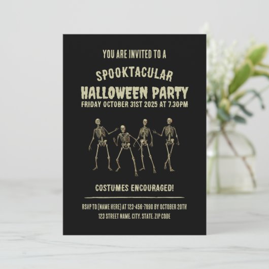 Spooktacular Halloween Party. Funny Skeletons Einladung (Stehend Vorderseite)
