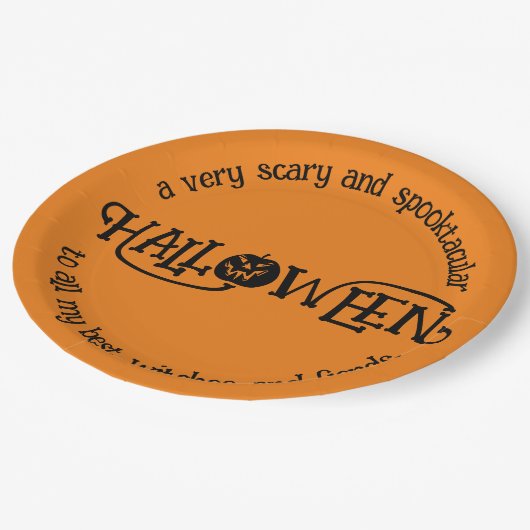 Spooktacular Orange Halloween Jack-o-Lantern Pappteller (Schrägansicht)