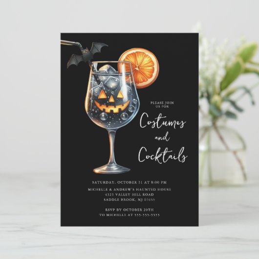 Spooktacular Sips Cocktail Halloween-Party Einladung (Stehend Vorderseite)