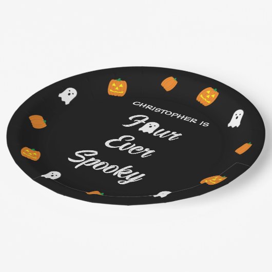 Spooky 4. Geburtstag Pappteller (Schrägansicht)