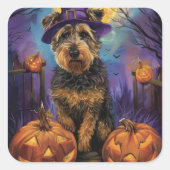 Spooky Airedale Halloween Hexe und Pumpkin Quadratischer Aufkleber (Vorderseite)