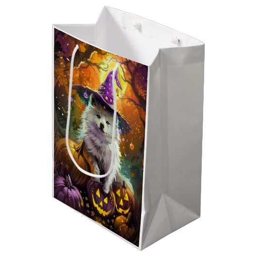 Spooky American Eskimo Halloween Hexe und Pumpkin Mittlere Geschenktüte (Vorderseite Schrägansicht)