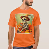 Spooky Autumn Skeleton's Coffee Break Design T-Shirt (Vorderseite)