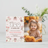 Spooky Babe Retro Halloween Foto Einladung (Stehend Vorderseite)