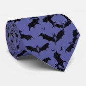 Spooky-Bat-Silhouette über Midnight Blue Pattern Krawatte (Gerollt)