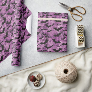 Spooky Black Bat Muster auf grungy Lila Geschenkpapier