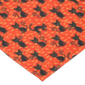 Spooky Black Cat Halloween Orange Bats Tischdecke (Schrägansicht)