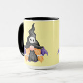Spooky Black Halloween Witch Gnome With Skull Tasse (Vorderseite Links)
