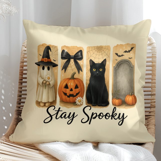 "Spooky Bleibe" Halloween Pinselstriche Katze Kissen ("Stay Spooky" Halloween Brush Stroke Cat Throw Pillow on a sunny boho rattan chair.)