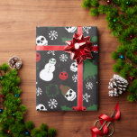 Spooky Christmas Creepy Goth Themed Holiday Geschenkpapier<br><div class="desc">Magst du dein Urlaubsgeschenk schwarz wie dein Soul? Dieses Muster bietet traditionelle Weihnachtsmotive mit Schneeflocken und Sternen, die aus weißen Skelettknochen, Schädelsschmuck und heiligen Beeren, spitzigen Weihnachtskränzen und Bäumen, Ghulischen Ornamenten und Schneemännern bestehen. Meine Abbildungen in Weiß, Rot und Grün sind Set vor einem schwarzen Hintergrund. Dieses Papier hat einen...</div>