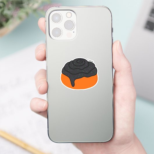 Spooky Cinnamon Roll Aufkleber (Telefon)