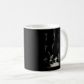 Spooky Dancing Skeletts Darstellendes Ballett Kaffeetasse (VorderseiteRechts)