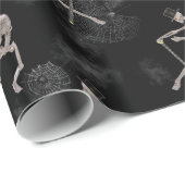 Spooky Dancing Skeletts Geschenkpapier (Rolleneckpunkt)