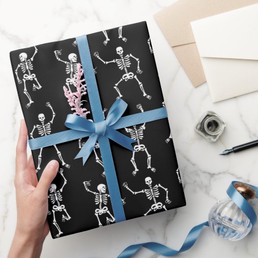 Spooky Dancing Skeletts Muster Geschenkpapier (Schenken)