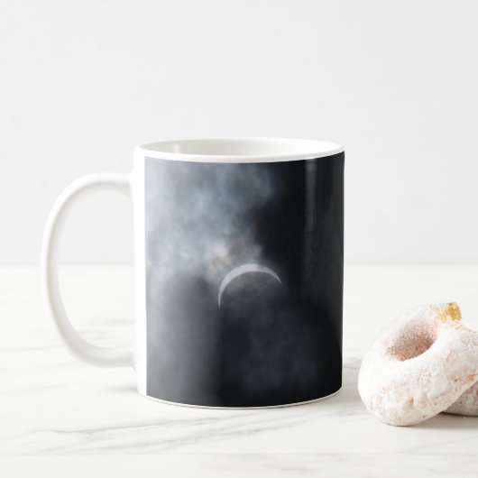 Spooky Eclipse Storm Clouds 2017 Kaffeetasse (Mit Donut)