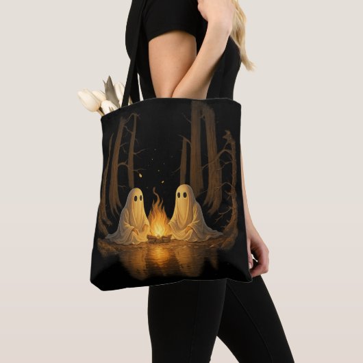 Spooky Ghost Campfire Nachtwald Kunst - Halloween Tasche (Von Nahem)