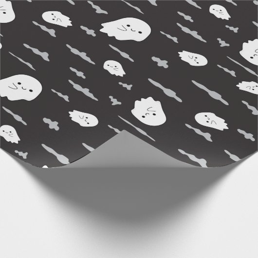 Spooky Ghosts and Clouds Black Wrapping Paper Geschenkpapier (Ecke)