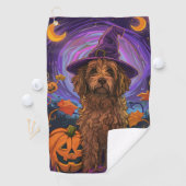Spooky Goldendoodle Hund Halloween Hexenkürbis Golfhandtuch (Insitu)