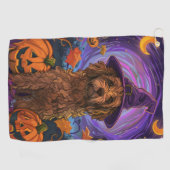 Spooky Goldendoodle Hund Halloween Hexenkürbis Golfhandtuch (Horizontal)