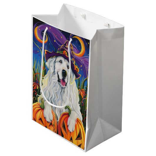Spooky Great Pyrenäen Hund Halloween Hexenkürbis Mittlere Geschenktüte (Vorderseite Schrägansicht)
