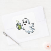 Spooky Halloween Ghost Holding Matcha Quadratischer Aufkleber (Umschlag)