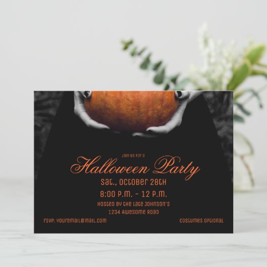 Spooky Halloween Girl mit Pumpkin-Einladung Einladung (Stehend Vorderseite)