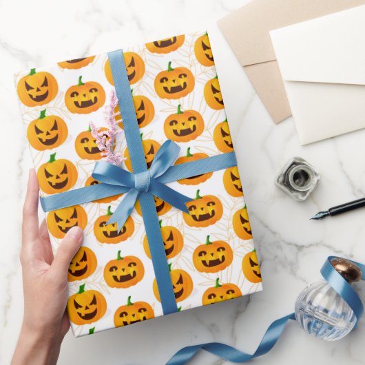 Spooky Halloween Kürbislaterne White Orange Geschenkpapier (Schenken)