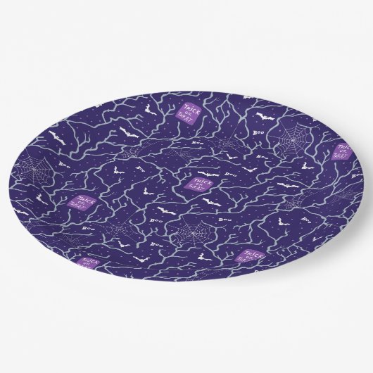 Spooky Halloween Lila Pappteller (Schrägansicht)