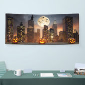 Spooky Halloween Night Cityscape mit Pumpkin Banner (Messe)