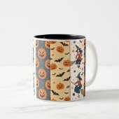 "Spooky Halloween Pattern Tasse" Zweifarbige Tasse (VorderseiteRechts)