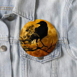 Spooky Halloween Raven im Toten Baum Button