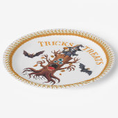 Spooky Halloween Shaman auf Baumstumpf Pappteller (Schrägansicht)