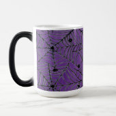 Spooky Halloween Spider Webs on Purple Verwandlungstasse (Links)