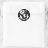 Spooky Halloween Szene mit Geistern Runder Aufkleber (Tasche)