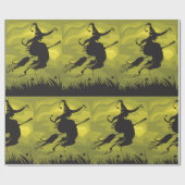 Spooky Halloween Witch Flying on Broomstick Geschenkpapier (Flach)