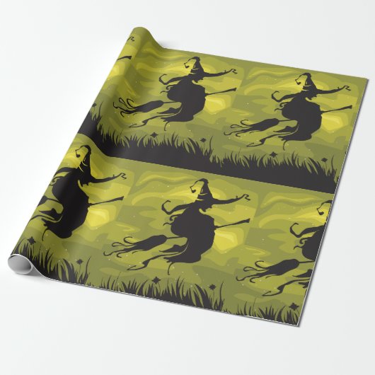 Spooky Halloween Witch Flying on Broomstick Geschenkpapier (Ungerollt)