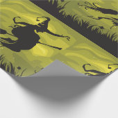 Spooky Halloween Witch Flying on Broomstick Geschenkpapier (Ecke)