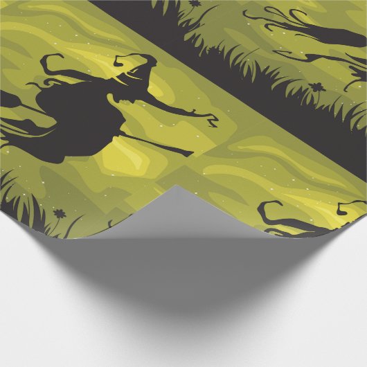 Spooky Halloween Witch Flying on Broomstick Geschenkpapier (Ecke)