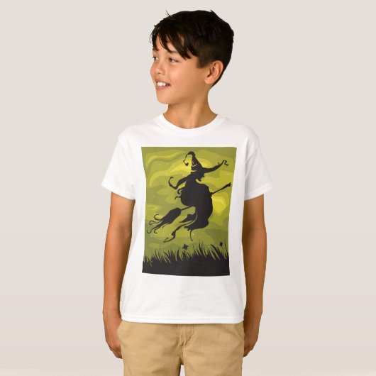 Spooky Halloween Witch Flying on Broomstick T-Shirt (Vorne ganz)
