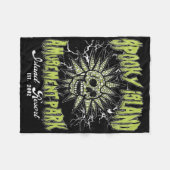 Spooky Island Est 2002 Vergnügungspark Skull Hallo Fleecedecke (Vorderseite (Horizontal))