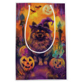 Spooky Keeshond Hund Halloween Hexe und Pumpkin Mittlere Geschenktüte (Vorderseite)