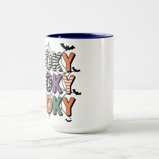 Spooky Lettering Hexenhut und Fledermäuse Hallowee Tasse (Zentrum)