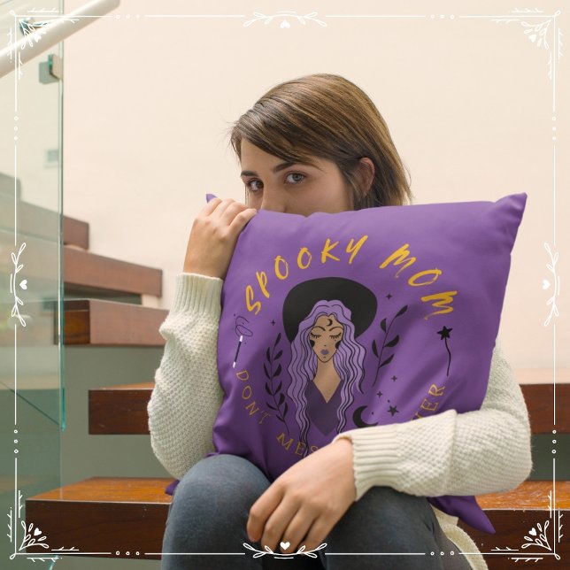 Spooky Mama vermasselt nicht mit ihr Kissen (Spooky Mom: Don't Mess with Her Cover from The Beekeeper Store)