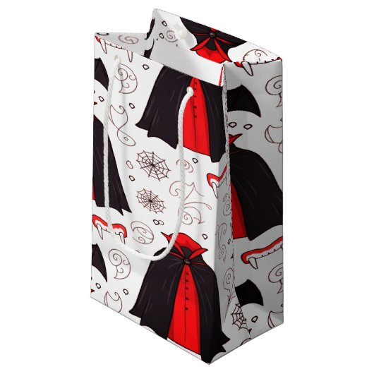 Spooky Minimal Dracula zu Halloween Kleine Geschenktüte (Vorderseite Schrägansicht)