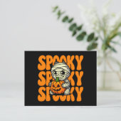 Spooky Mummy Hugging Pumpkin Halloween Postkarte (Stehend Vorderseite)